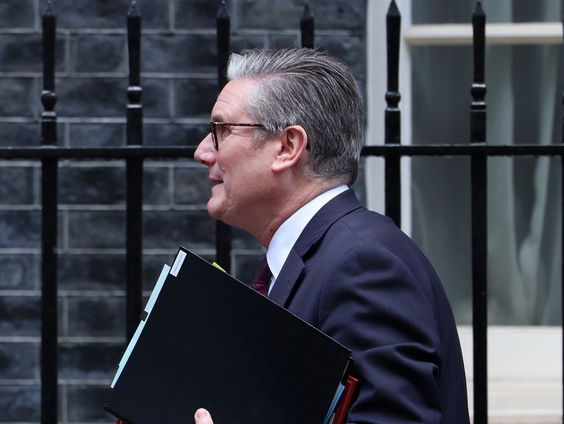 Prominente partijgenoot van Britse premier Starmer roept op tot zijn aftreden