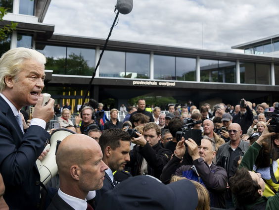 Groen licht voor AZC in Zwolle, ondanks aanwezigheid Wilders bij protest