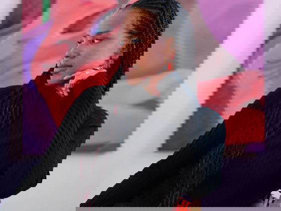 Kunstenares Nikè Marchand beeldt haar bi-culturele achtergrond uit in haar kunstwerken