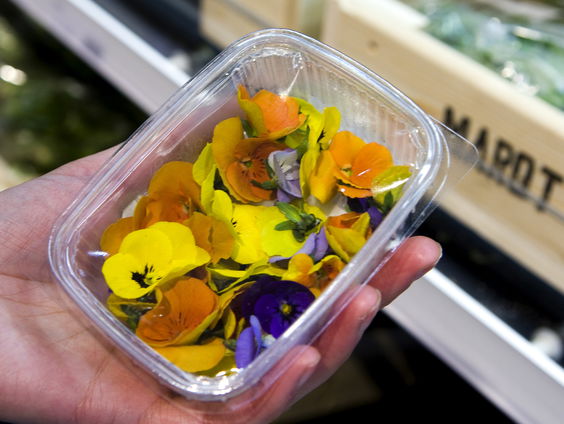 Eetbare bloemen en cocktails: de smaak van de eetbare jungle