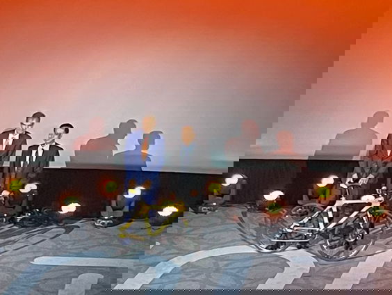 Nederlandse ambassadeur opent filmfestival in Beijing op de fiets