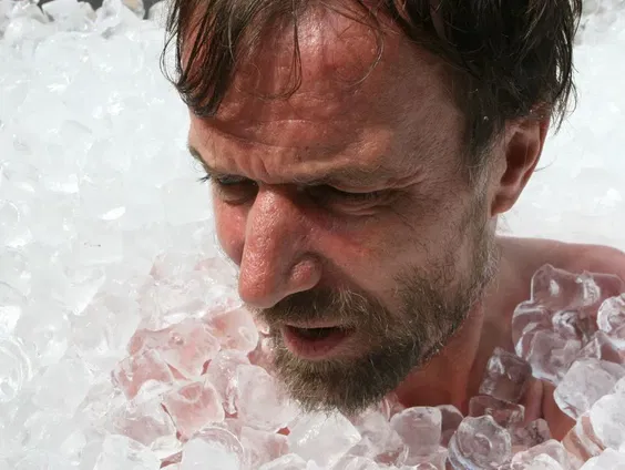 De inktzwarte schaduwkanten van 'Iceman' Wim Hof