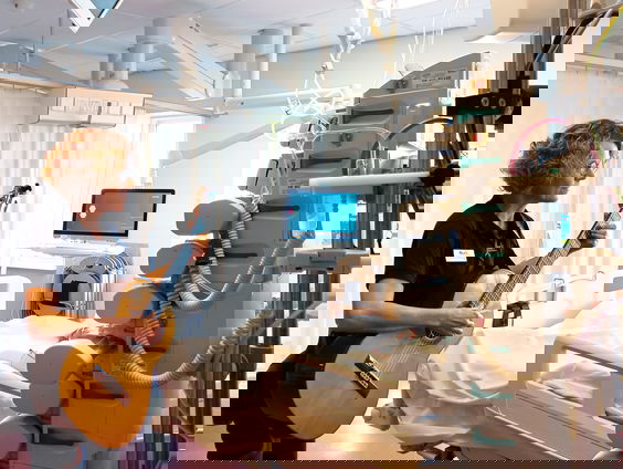 Muziek als verlichting: live optredens op de IC