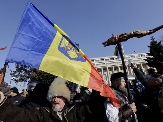 Roemeense president Iohannis stapt vlak voor hernieuwde verkiezingen op