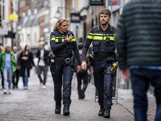 Maakt het beroep politieagent je harder en rechtser?