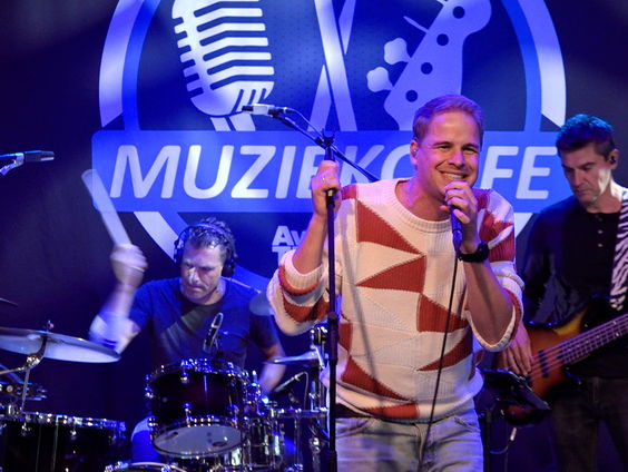 Matthijn Buwalda - Van Mijzelf | live in Muziekcafé