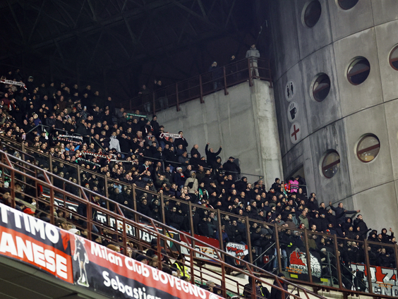 Droom komt uit: Hélène 22 jaar later weer met zoon (22) bij Feyenoord-wedstrijd in Milaan