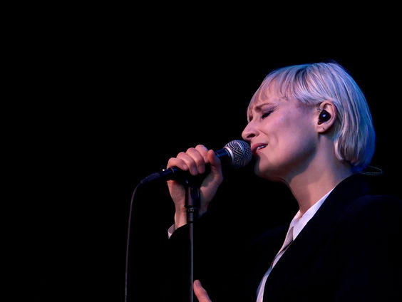 Hooverphonic - Mad About You | live in Muziekcafé