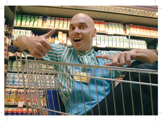 V*kkenvuller Simon maakt reclame om zijn 20 jaar oude hit de TOP2000 in te pushen