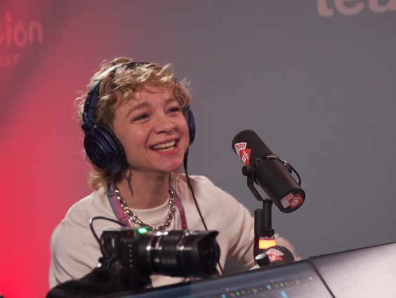 Bart verrast Jacqueline Govaert in Malmö met NPO Radio 2 TopSong