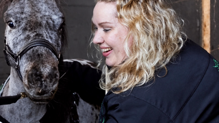 Marjan beurt mensen op met haar minipaarden: ‘Een paard oordeelt niet’