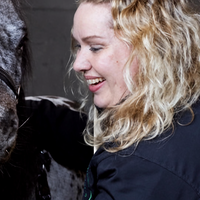 Marjan beurt mensen op met haar minipaarden: ‘Een paard oordeelt niet’