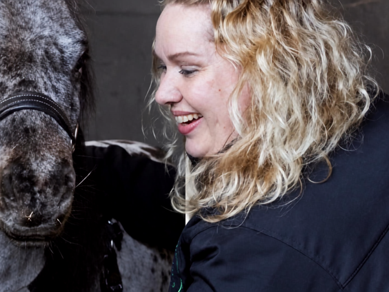 Marjan beurt mensen op met haar minipaarden: ‘Een paard oordeelt niet’