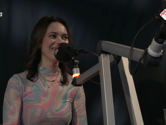 Rachèl Louise vertelt over het schrijven van haar nummers: "Ik vind het fijn om te articuleren wat ik dan ...