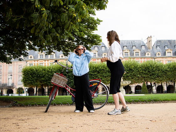 Gids Marieke Dorr neemt Bettina mee op de fiets door Parijs