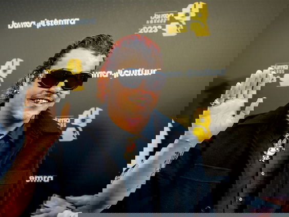 Boaz van Goldband geeft Tekstuele Voorlichting bij 'Naakt Op Het Plein'