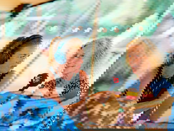 Ine en Anita verrassen hun vriendinnen bij high tea op locatie in Echten