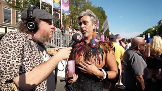 Tim in gesprek met bezoeker Pride: 'Dit is echt een dag om te genieten'