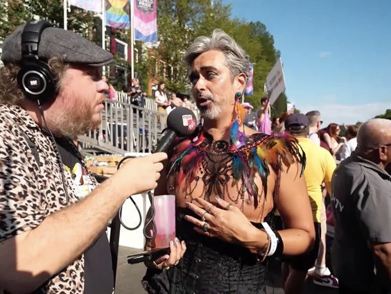 Tim in gesprek met bezoeker Pride: 'Dit is echt een dag om te genieten'