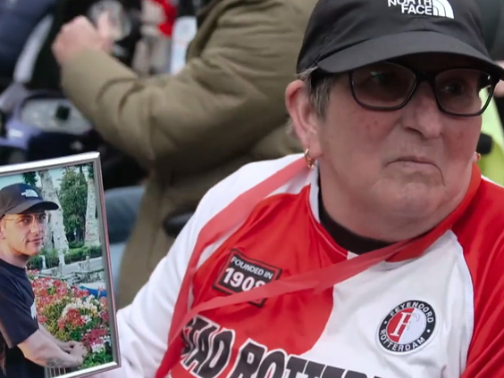 Feyenoord-fan Hannie weer bij de huldiging met foto van haar zoon