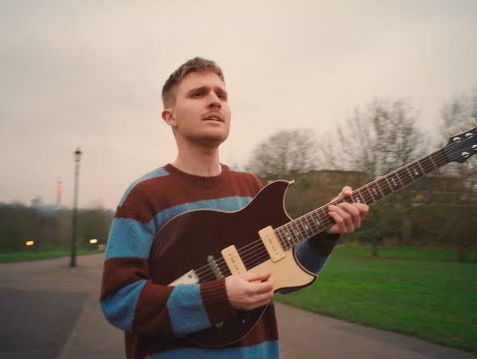 Melle geeft Tekstuele Voorlichting bij 'Easy To Love'