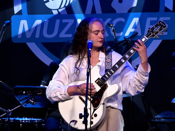 néomí - Talk Shit | live in Muziekcafé