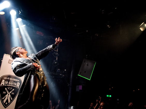 Florian Simons doet mee aan NK Luchtgitaar: "Ga lekker wild doen"