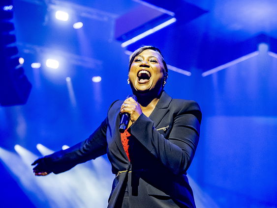 Luisteraars herkennen Edsilia Rombley metéén aan haar 'mystery guest lijstje'