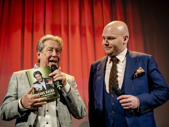 Goochelaar Michel van Zeist zoekt attributen voor Nederlands Goochel Archief