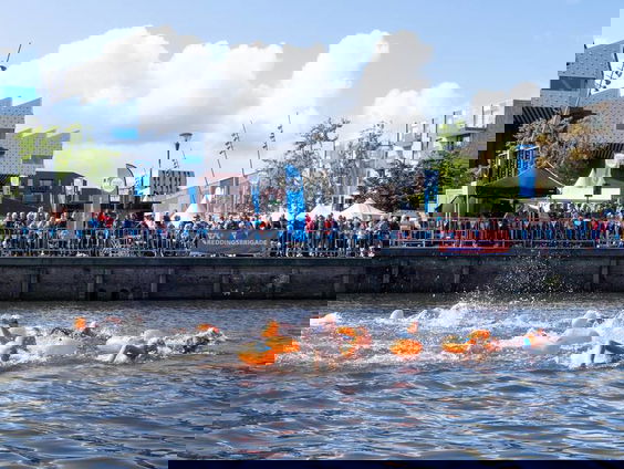 Samen zwemmen tegen kanker