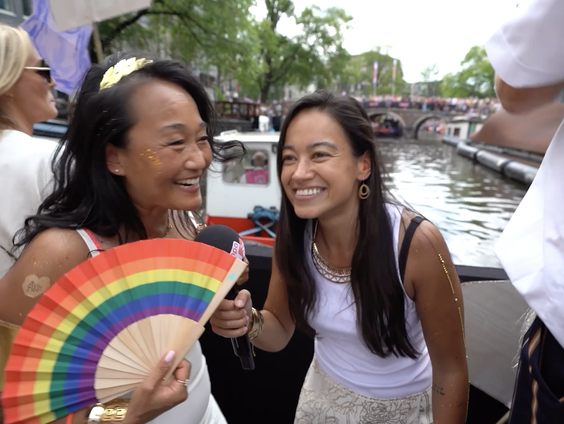 Mischa Blok voor de eerste keer op een boot tijdens Pride