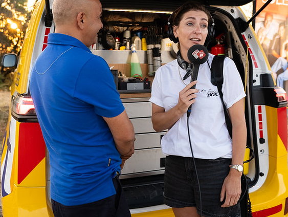 Vivienne neemt een kijkje in de ANWB Wegenwacht-bus van Jawed