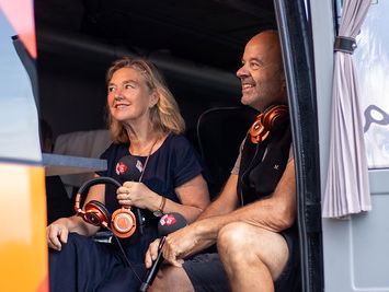 Ruud proeft de wijn van wijnboeren Daan & Elvire van Dijkman