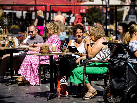 Naomi is klaar met agendacultuur en begint 'fuck tomorrow'-appgroep