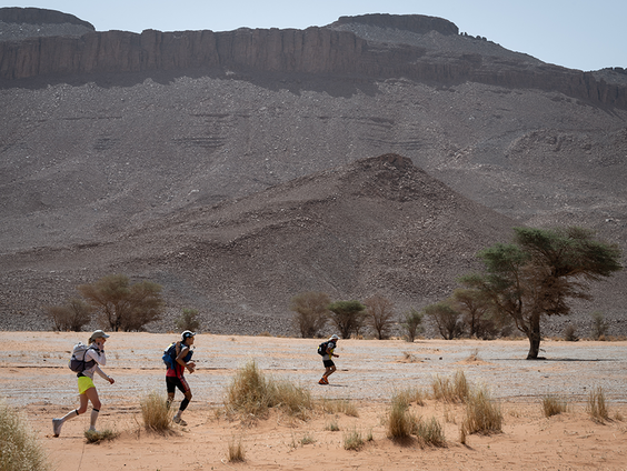 Björn aangekomen in Marokko voor loodzware woestijnmarathon: "Dochter is m'n inspiratie"