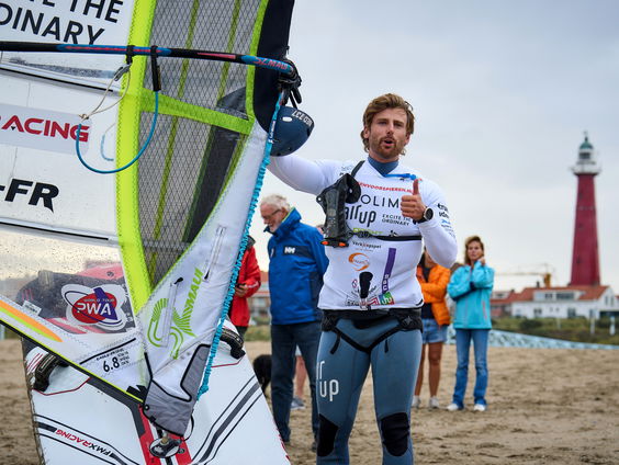 Surfer Bob van de Burgt heeft monstertocht naar Engelse Lowestoft volbracht