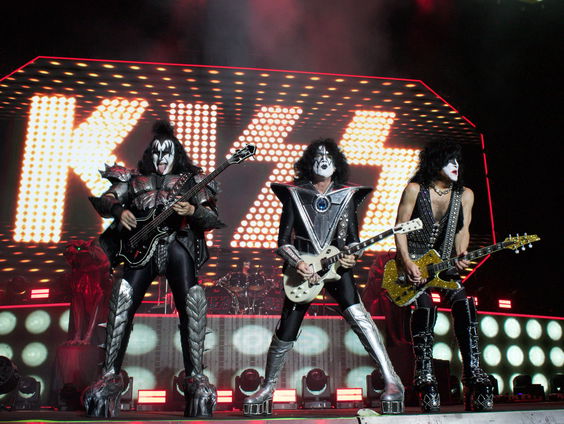 Nico leent bebloed plectrum van Kiss uit aan Jan-Willem Stalt Uit!