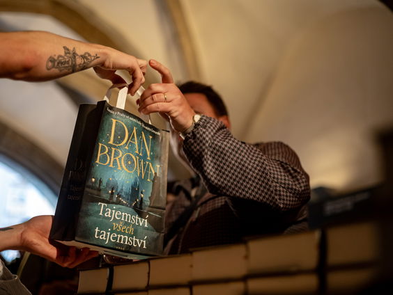 Erica Feberwee vertaalde langverwachte boek van Dan Brown: "Op geheime locatie"