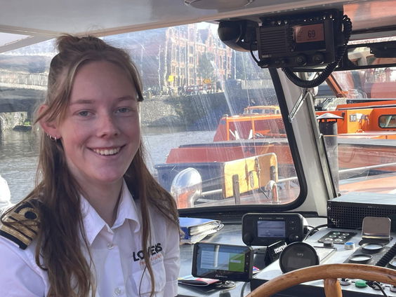 Jongste rondvaartschipper van Nederland is deze week begonnen in Amsterdam
