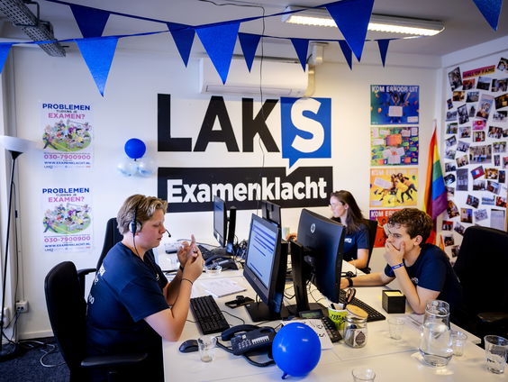 Dada van LAKS: "Vogel poept op examen"