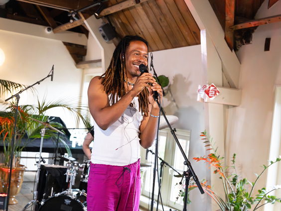 Jeangu Macrooy over Pride: 'Het is de enige dag in het jaar dat je je niet als minderheid voelt'