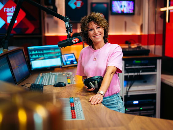 Giel en Roelof bellen jarige Evelien de Bruijn wakker