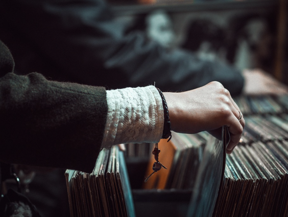 Anton heeft zijn eigen platenzaak geopend!