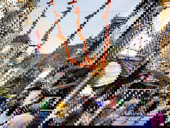 Café-eigenaresse Brigitte middenin F1-sfeer Zandvoort: "Nog geen coureurs gespot"