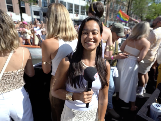 Chantal live vanaf de AVROTROS-boot tijdens Pride: 'Blijf altijd jezelf'