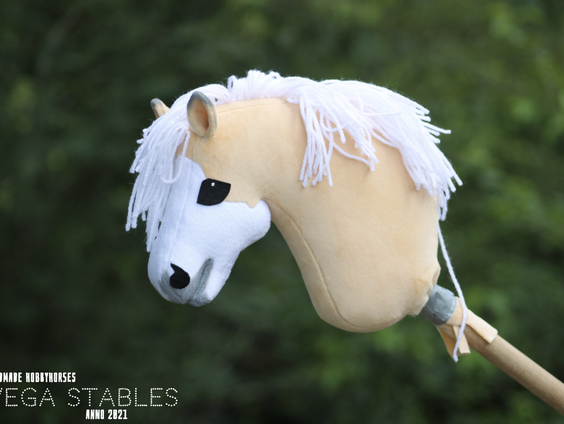 Tara verkoopt haar zelfgemaakte hobbyhorses over de hele wereld