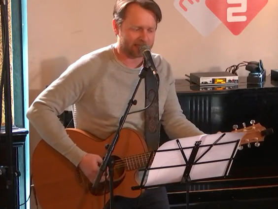 Cabaret: Marcel bezingt De Doofpot