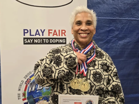 'Supergranny' Ina is viervoudig wereldkampioen powerliften in haar leeftijdscategorie