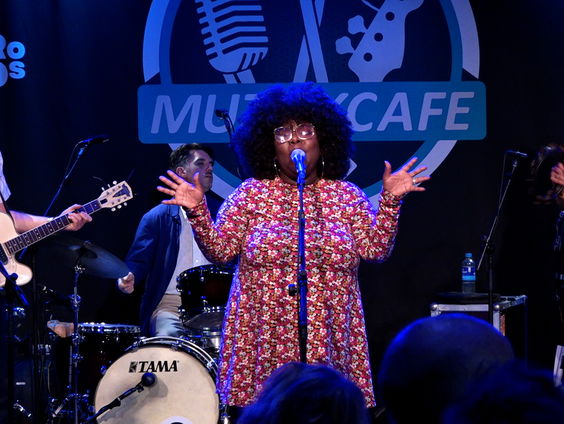 Michelle David & The True-tones - Cold Cold World | live in Muziekcafé