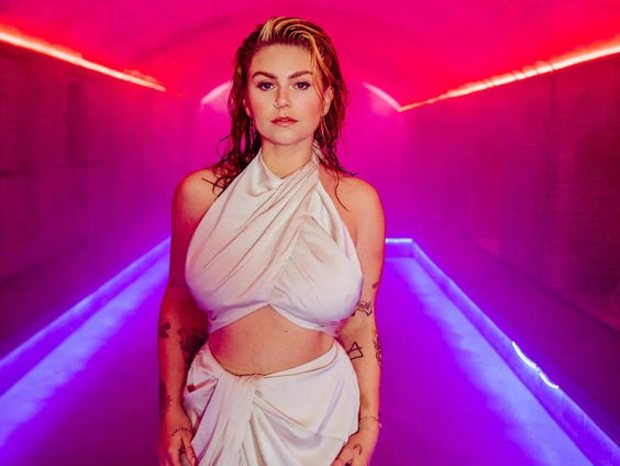 Roxeanne Hazes geeft 'Tekstuele Voorlichting'